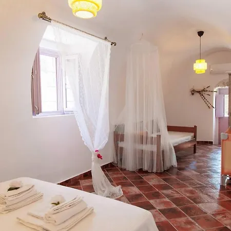 Iliana's House - Spacious Cave House In The Center Of