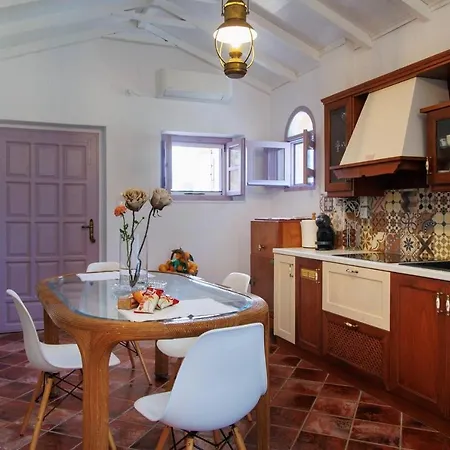 Iliana's House - Spacious Cave House In The Center Of