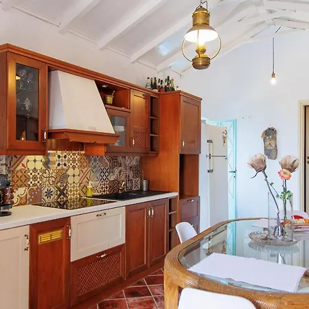 Iliana's House - Spacious Cave House In The Center Of Areopoli