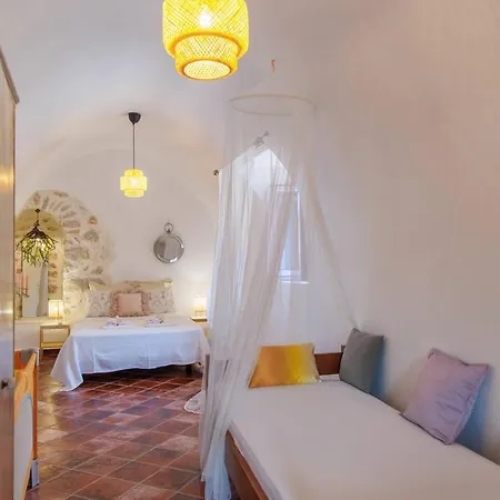 Iliana's House - Spacious Cave House In The Center Of Apartment