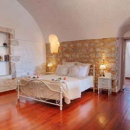 Iliana's House - Spacious Cave House In The Center Of Apartment
