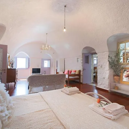 Iliana's House - Spacious Cave House In The Center Of *