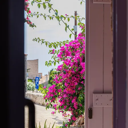 Iliana's House - Spacious Cave House In The Center Of *