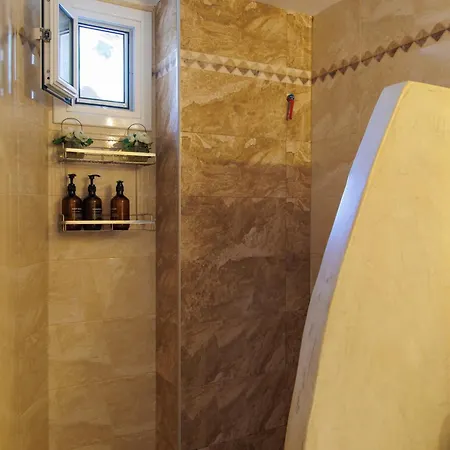 Iliana's House - Spacious Cave House In The Center Of Areopoli