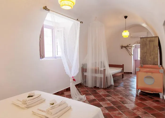 Iliana's House - Spacious Cave House In The Center Of