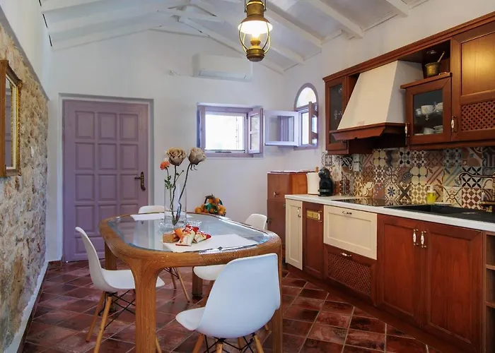 Iliana's House - Spacious Cave House In The Center Of