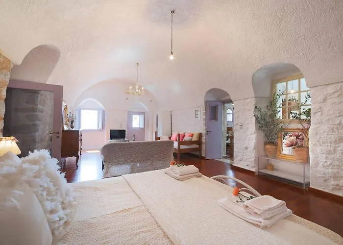 Iliana's House - Spacious Cave House In The Center Of *