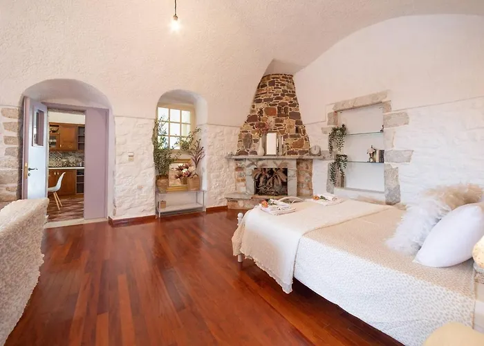 Iliana's House - Spacious Cave House In The Center Of * Areopoli