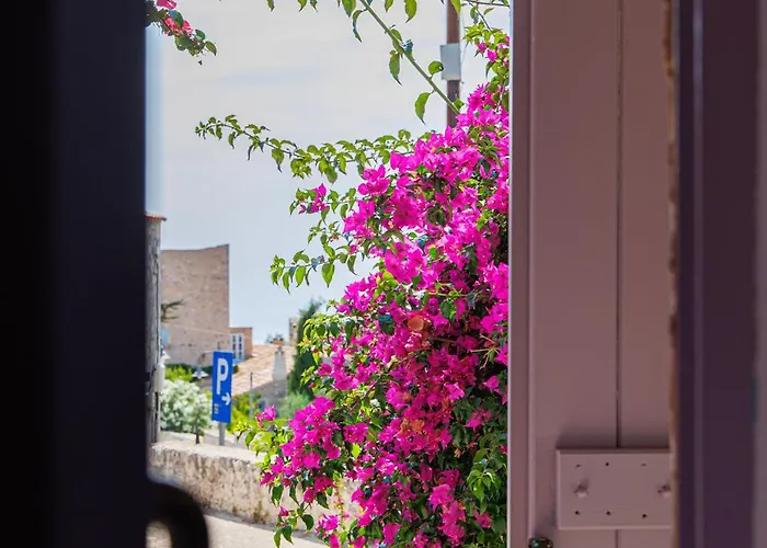 Iliana's House - Spacious Cave House In The Center Of *